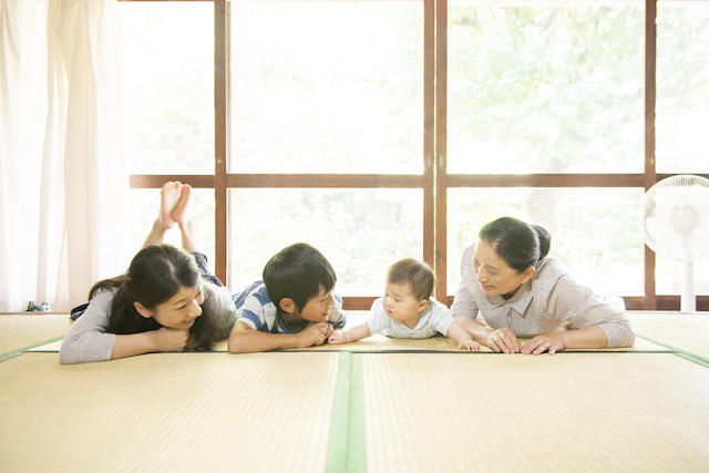 自宅で家族で過ごすイメージ