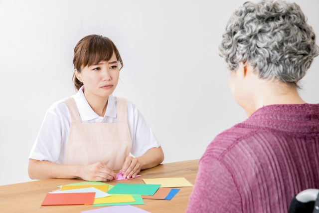 死別の悲しみにいる方と会話している様子