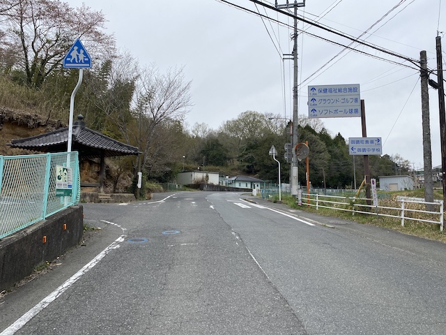 尾道市御調斎場　御調中学校前の右折案内看板