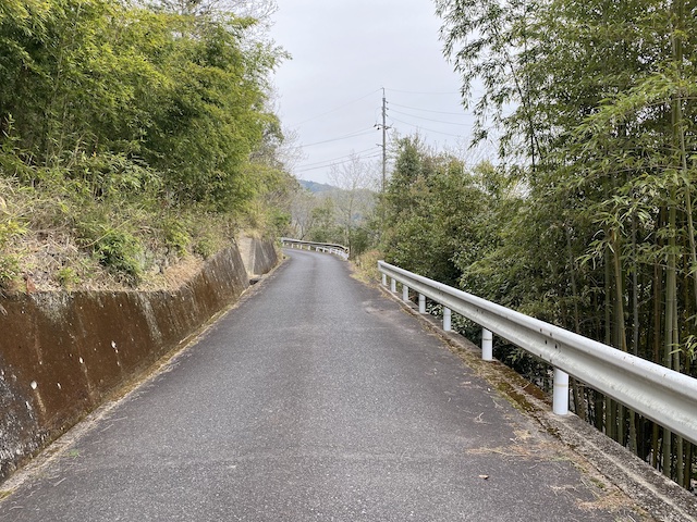 尾道市御調斎場　付近の道幅狭い道路