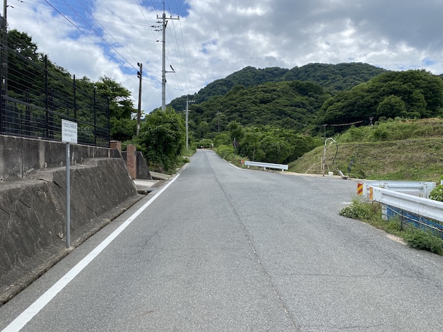 県道372号林御寺線沿い　尾道市瀬戸田斎場の入り口