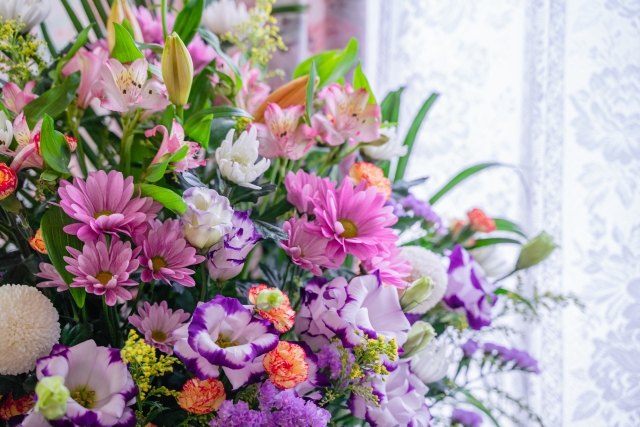 お葬式・葬儀後にお花をおすそわけしてもらった場合、どうするべき？