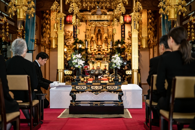 お寺・寺院で行う葬儀は厳かで経済的、寺院葬の可能性を考える