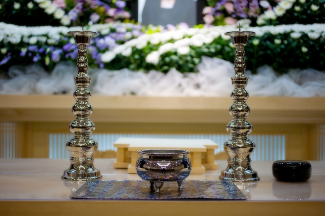 家族葬とは？家族葬が普及した背景、一般葬との違いや注意点を解説
