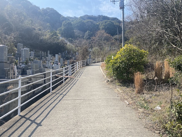 走島斎場　幅の狭い道