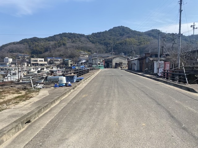 走島斎場　走島港から直進