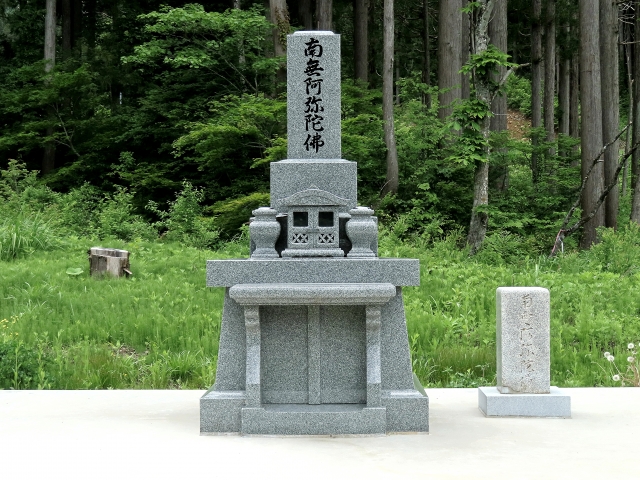 南無阿弥陀仏と記載された墓
