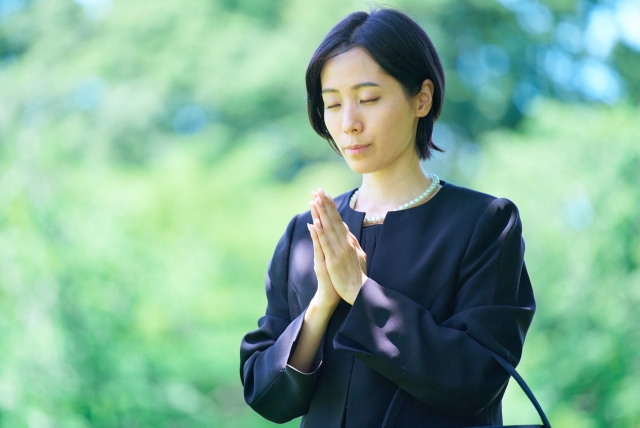 ご冥福をお祈りする女性