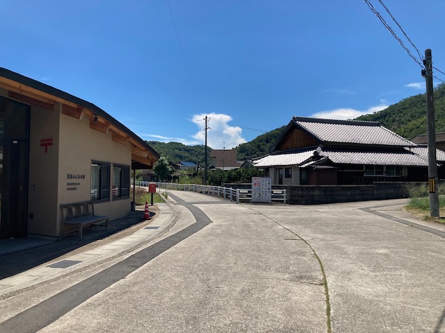 百島簡易郵便局前の風景