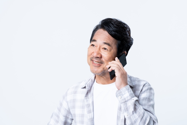 お寺へ電話する男性